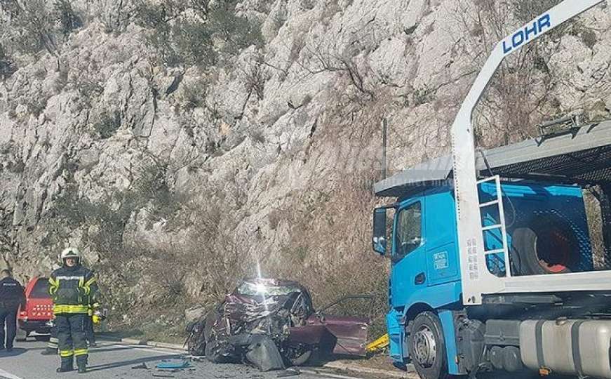 Audi 80 potpuno smrskan: U teškoj nesreći kod Mostara poginula jedna osoba 