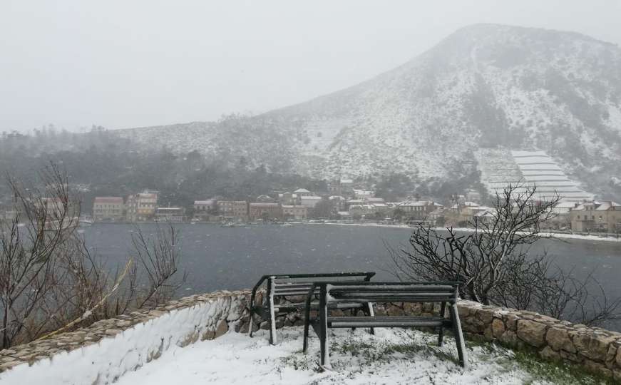 Snijeg zabijelio Dalmaciju, pada od Dubrovnika do Šibenika