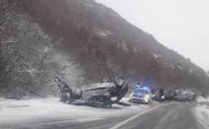 Trebinje: Žena povrijeđena usljed prevrtanja automobila na krov