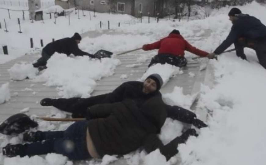 Snimak čišćenja snijega u Bihaću hit na društvenim mrežama
