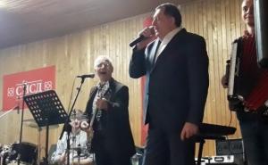 Milorad Dodik u Bosanskoj Gradišci otpjevao "Pukni zoro"