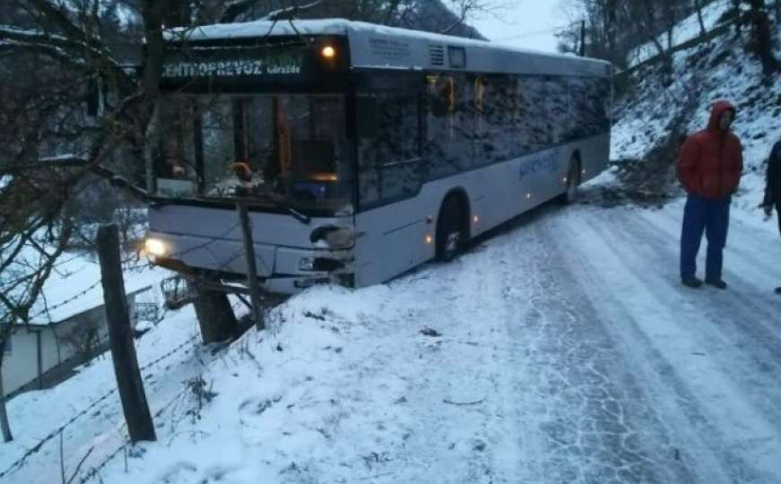 Autobus s radnicima izletio s ceste u Goraždu, putevi opasni zbog snijega