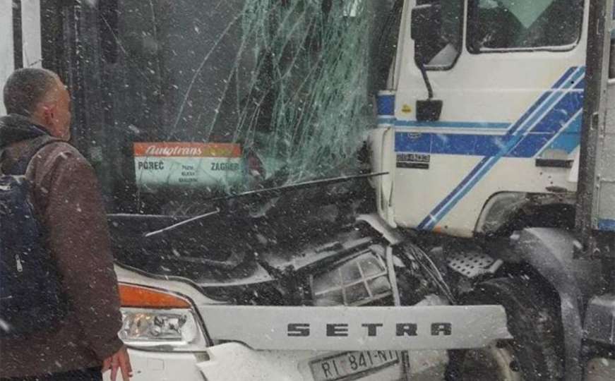 Hrvatska: U direktnom sudaru autobusa i kamiona 14 teže povrijeđenih