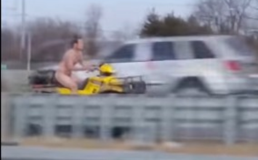 Obnažen muškarac na žutom ATV-u bježao od policije