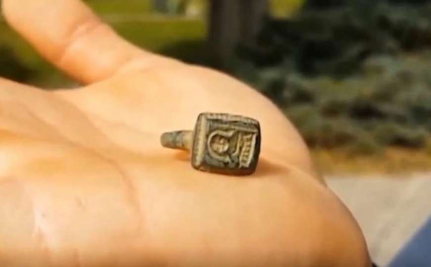 Plijevio baštu pa našao prsten "Djeda Mraza" star 700 godina