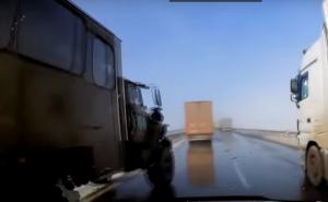 Drama na mokroj cesti: Nevjerovatni slalom kroz zaustavljenu kolonu šlepera