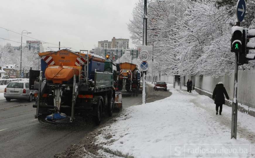 Oko 50 vozila i 100 radnika Zimske službe Rada čiste ulice Sarajeva
