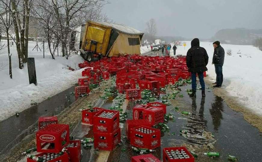 Prevrnuo se kamion pun piva kod Prnjavora, boce blokirale saobraćaj