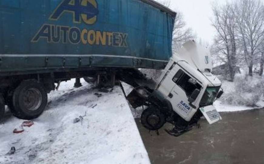 Drama na mostu iznad Morave: Kamion probio ogradu, vozač visio tri sata u kabini