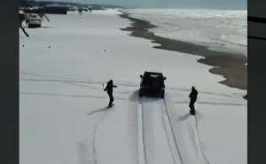 Zimska zabava u Ulcinju: Snowboardima kroz snijegom zavejanu plažu