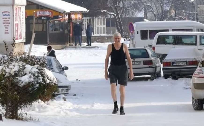 Muškarac u Vitezu u potkošulji  šeta ulicama na minus 14 stepeni 