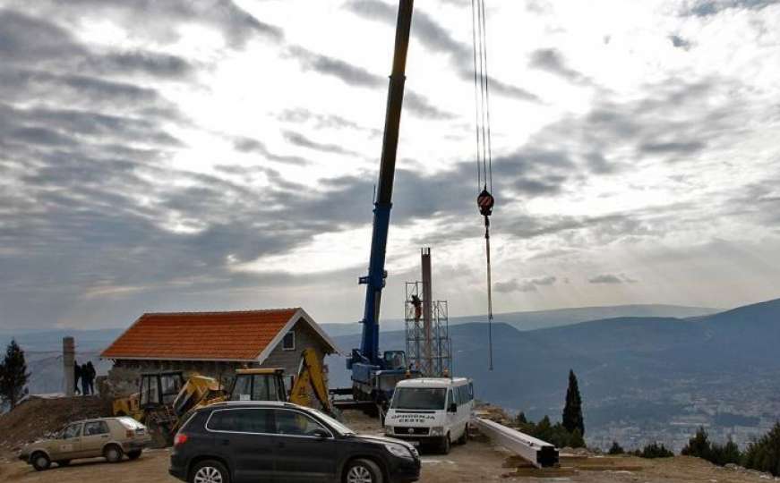 Postavlja se ogromna zastava BiH iznad Mostara 