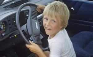 Četverogodišnjak se provozao sa sestrom do obližnjeg travnjaka