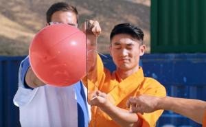 Monah iz drevnog hrama Shaolin iglom uspio probiti staklo