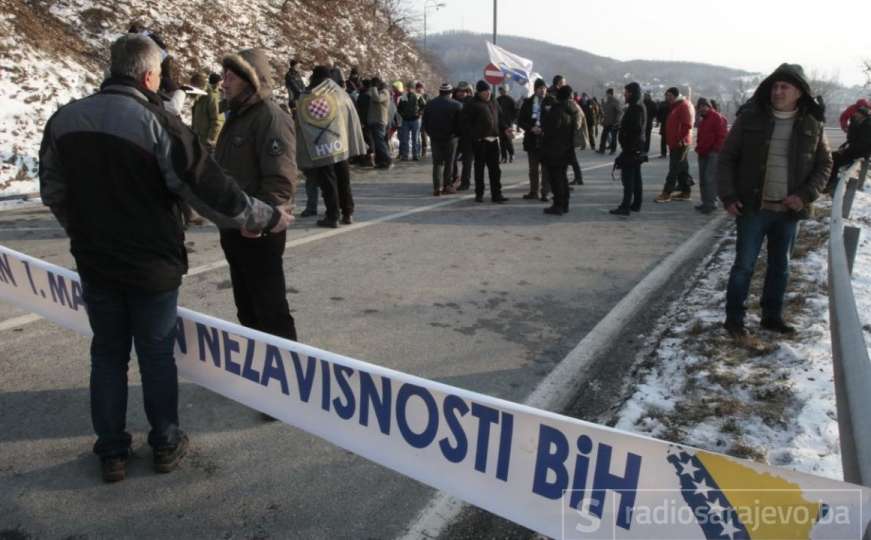 Blokiran ulaz u Sarajevo, kao i autoputevi i ceste u Konjicu, Zenici i Tuzli 