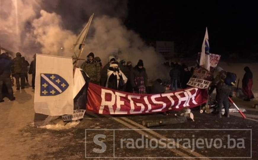 Građani promrzli u kolonama: Borci i dalje saobraćajnice drže blokiranim