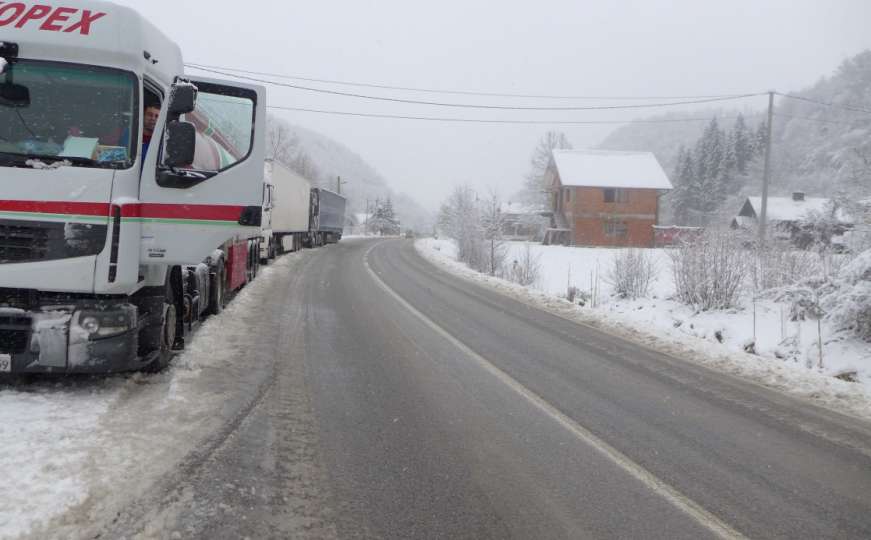 Borci odblokirali saobraćaj na prevoju Ivan Sedlo, ali se još nisu razišli