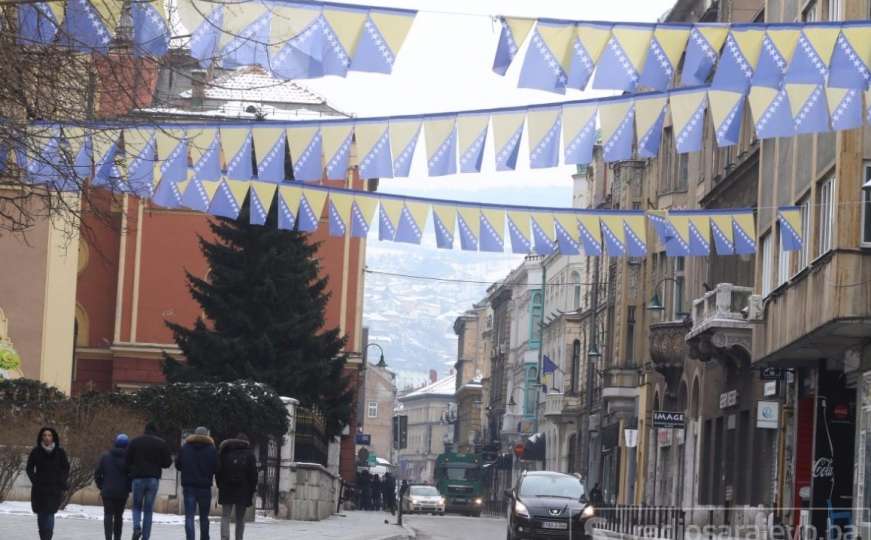 Praznična atmosfera u Sarajevu, grad okićen zastavama BiH