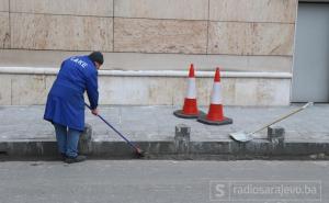 Oštećena zgrada Delegacije EU u Sarajevu, polupana stakla