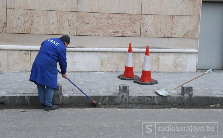 Oštećena zgrada Delegacije EU u Sarajevu, polupana stakla