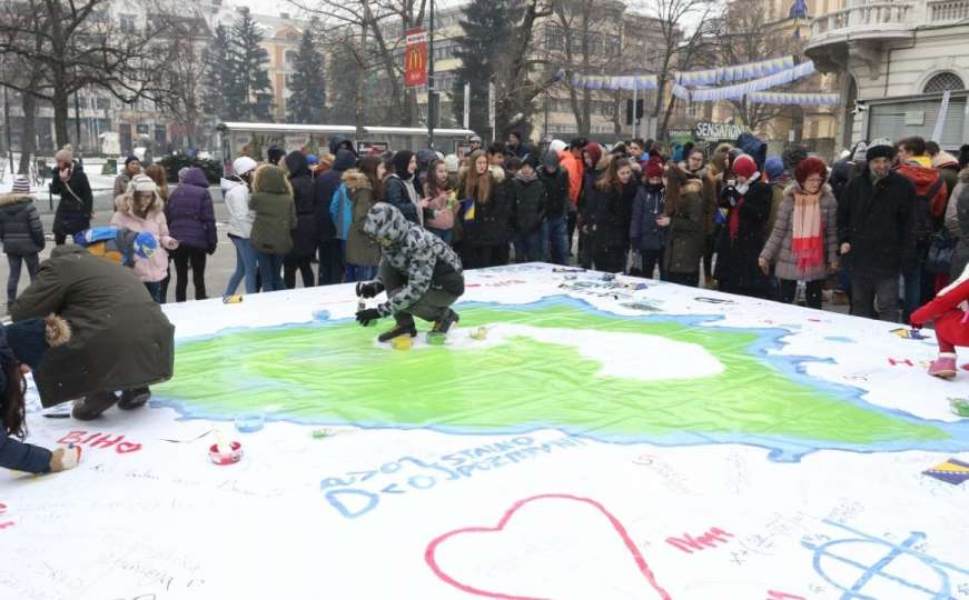 Mladi u Sarajevu oslikali mapu Bosne i Hercegovine