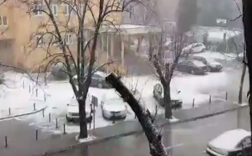 Mostarske kiše prešle u snijeg: Zabijelio se grad na Neretvi