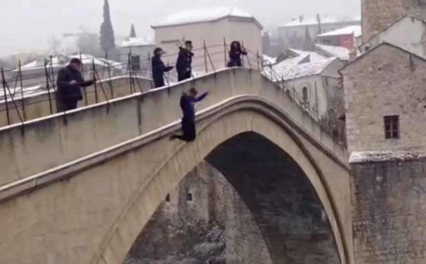 Sa snijegom prekrivenog Starog mosta skočio u ledenu Neretvu 