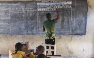 Microsoft Word na tabli: Nastavnik u Gani predaje informatiku bez kompjutera