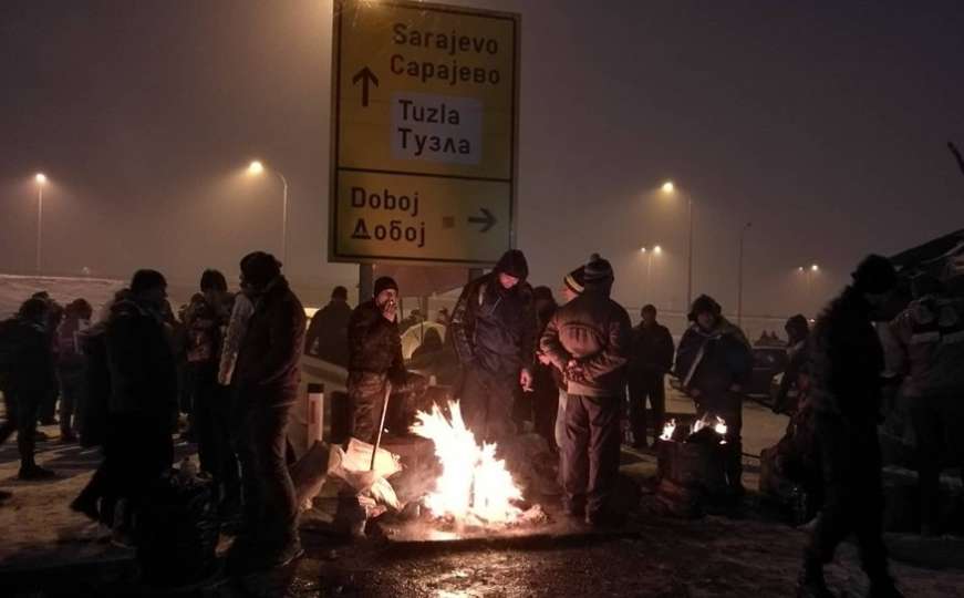 Zapalili vatru: Borci odlučili da prenoće na petlji Šićki Brod 