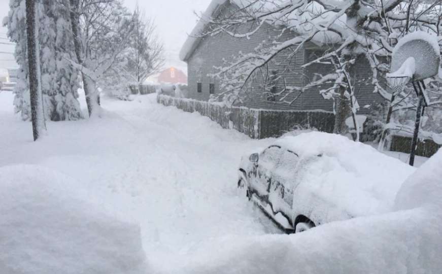 Selo kod Bosanskog Grahova danima okovano: Snijeg tri metra, ponestaje hrane