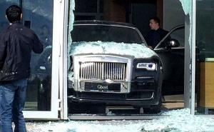 Oštetio Rolls Royce Ghost u salonu: Da li je kriv prodavac ili nesuđeni kupac