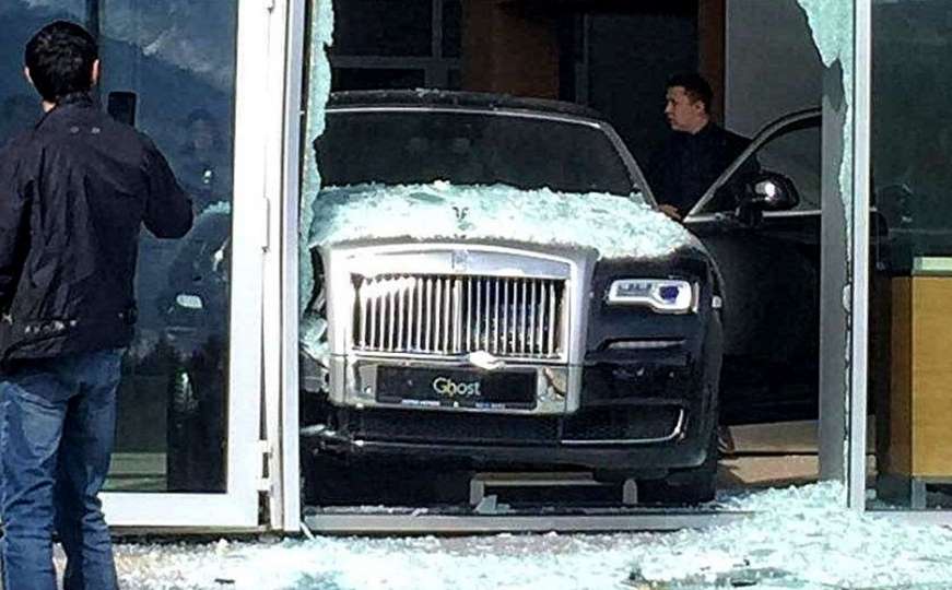 Oštetio Rolls Royce Ghost u salonu: Da li je kriv prodavac ili nesuđeni kupac