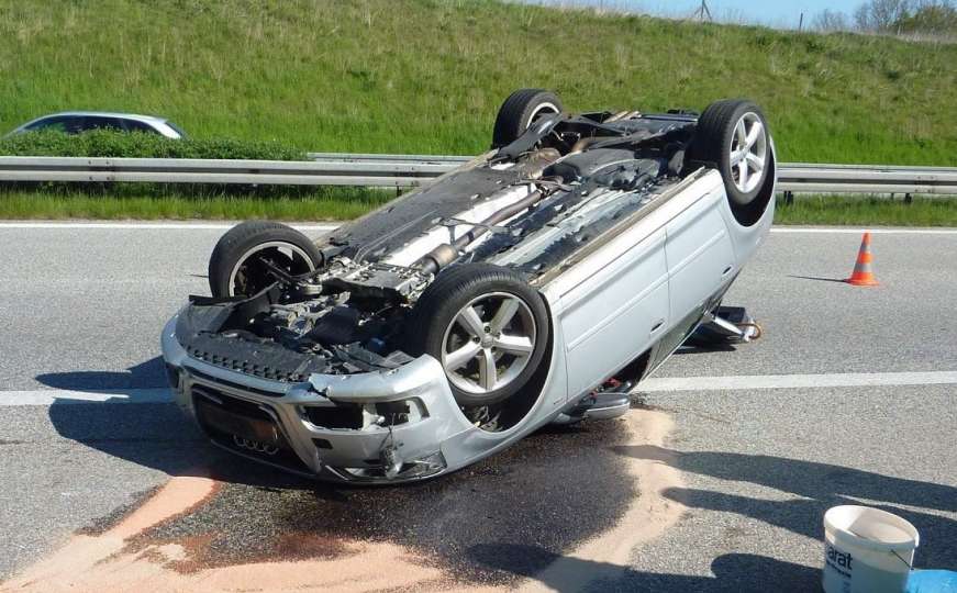 Brza cesta Blažuj - Ilidža: Povrijeđen vozač u prevrtanju automobila