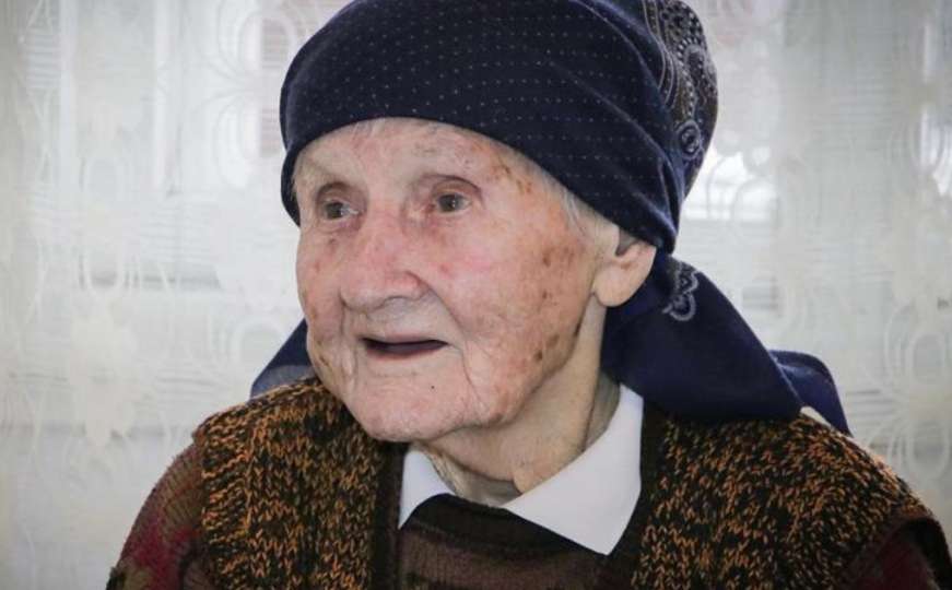 Baka Stana Srdić u 101. godini čita, hekla i plete