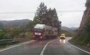Teretno vozilo i automobil zbog poledice sletjeli s ceste u Nišićima