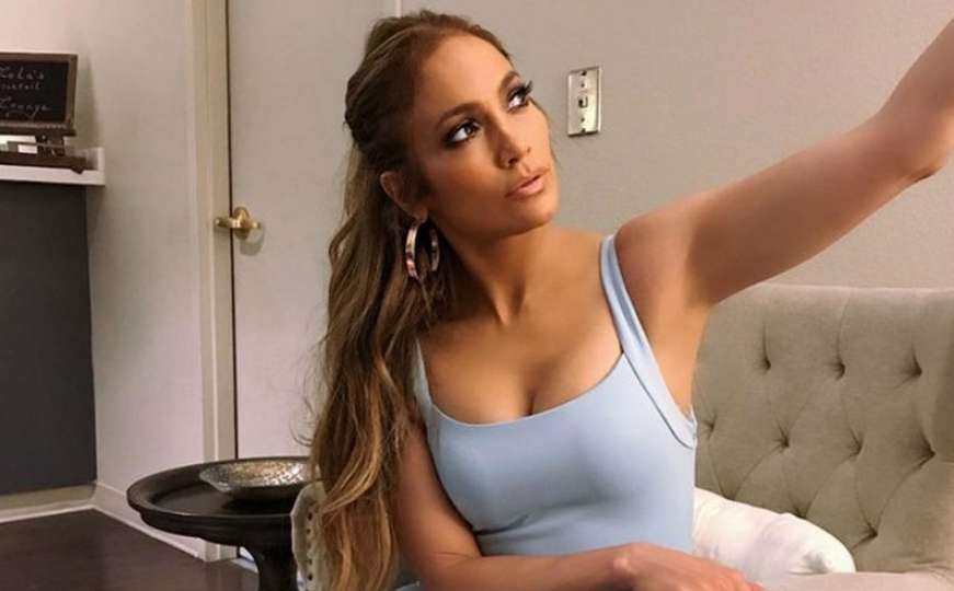 Raspametila fanove: Jennifer Lopez obukla usku haljinu i pokazala atribute