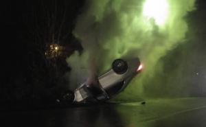 Grude: Automobil se prevrnuo pa zapalio, vozač se uspio spasiti 