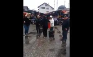 Osmi mart na krajiški način: Prodavačice u Sanskom mostu zaplesale kolo 