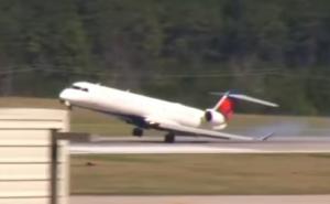 Zamalo tragedija pri slijetanju: MD-88 krilom zakačio pistu