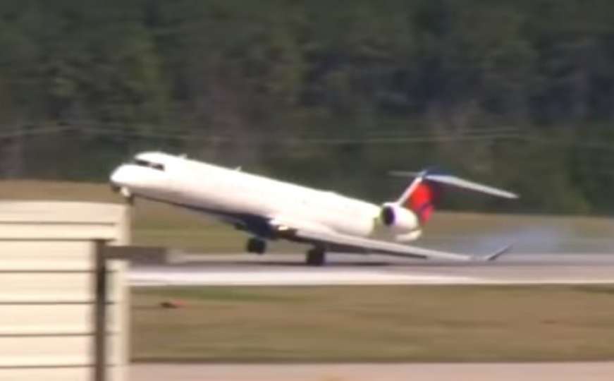 Zamalo tragedija pri slijetanju: MD-88 krilom zakačio pistu