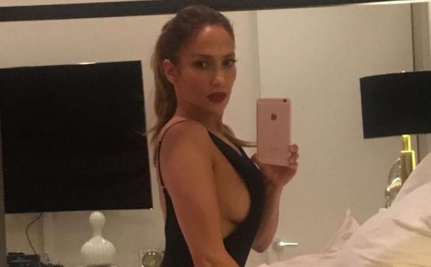 Selfiji nakon treninga: Jennifer Lopez dekolteom zapalila društvene mreže
