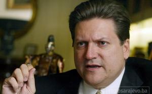 Kalifornijski Senat zabranio političaru da grli ljude 