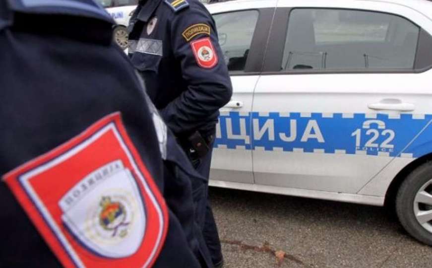 Blokirani prilazi u Doboj, pucano na policiju