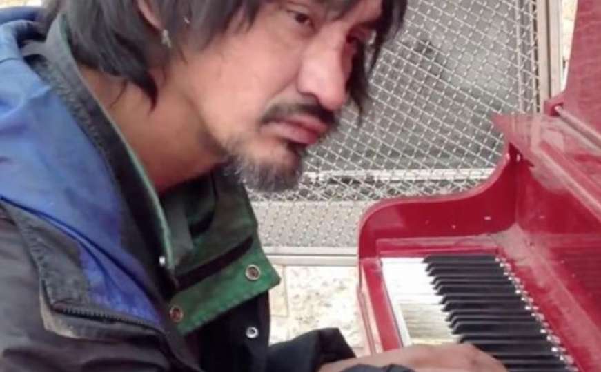 Umro beskućnik čije je sviranje klavira oduševilo svijet 