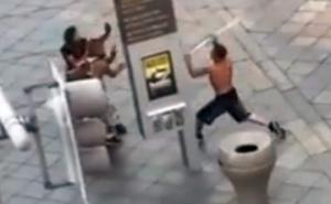 Išao po centru grada i motkom udarao koga je stigao 