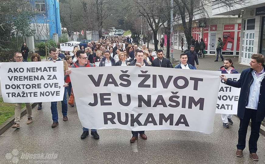 Novi protest ljekara u Mostaru: Vaš život je u našim rukama, želimo veće plaće
