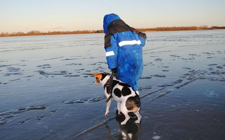 Poginuo muškarac spašavajući psa iz zaleđenog jezera