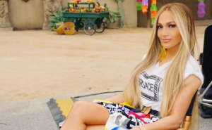 Novi imidž: Jennifer Lopez postala plavuša, a pokazala i trbušnjake