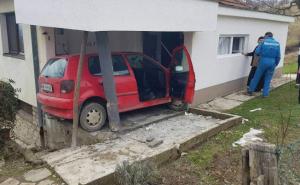 Saobraćajna nesreća kod Gračanice: Izgubila kontrolu nad vozilom i uletjela u kuću