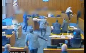 Uznemirujući snimak ubistva u sudnici: Da li je policija prekoračila ovlasti